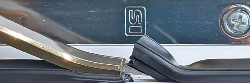 Mit dem speziellen Werkzeug lässt sich die Flügeldichtung für den Einbau des arimeo in wenigen Sekunden einfach und sauber entfernen.