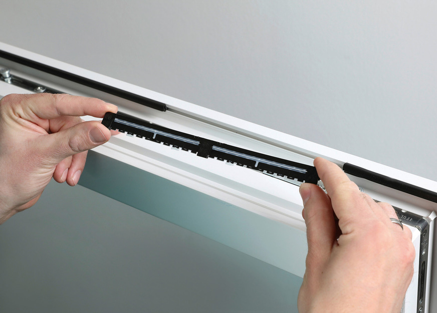 Fensterfalzlüfter arimeo classic S sitzen beschlagsunabhängig in der Dichtungsebene des Fensterflügels und werden einfach in die Dichtungsnut eingeclipst. Der Fensterflügel bleibt unversehrt.