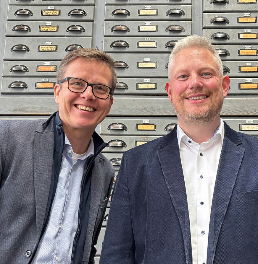 GW-Chefredakteur Daniel Mund und Achim Kockler beim Firmen­rundgang in Bautzen.