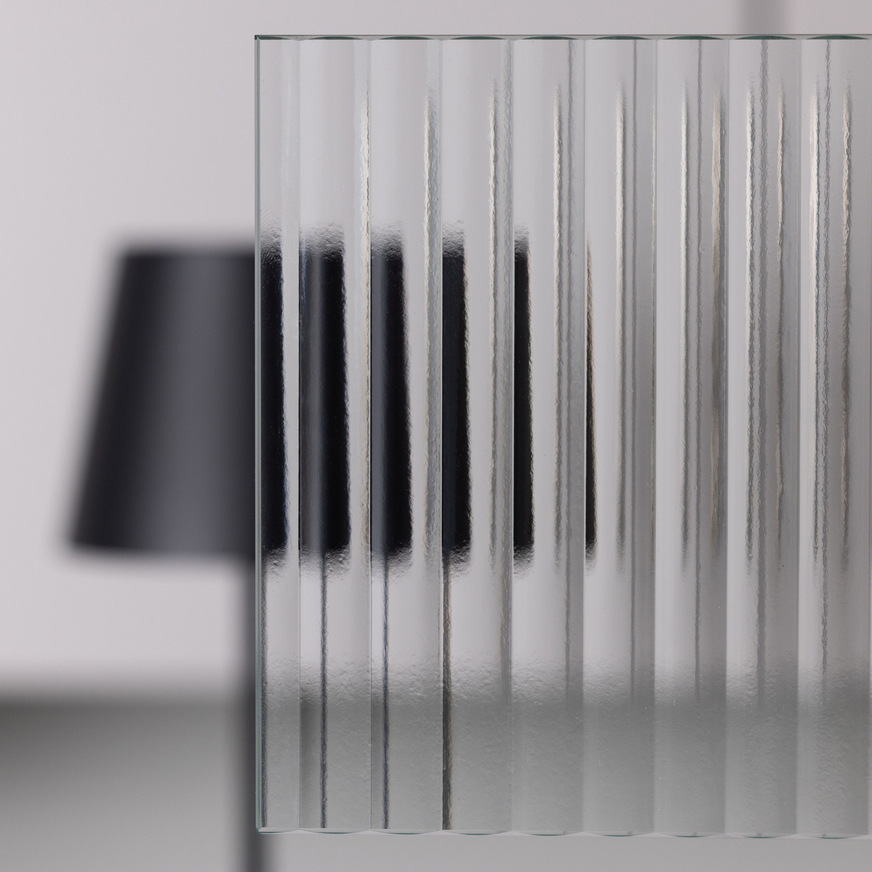 Flutes im Detail – gerillte Oberfläche mit klarer Geometrie und eleganter Tiefenwirkung.