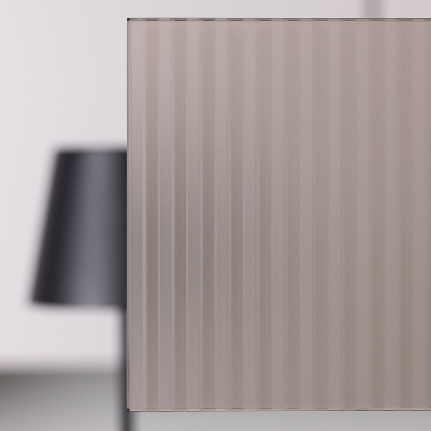 Stripes Bronze – vertikale Streifenstruktur, matter Bronze-Ton, ruhige Flächenwirkung