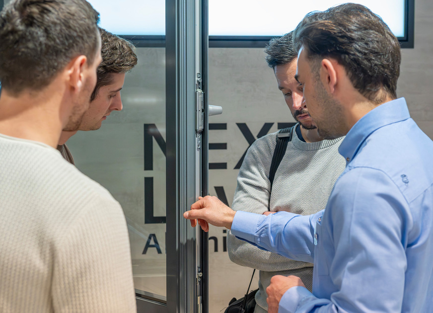 Als Highlight unter dem Motto „Next Level“ hat Siegenia den völlig neuartigen Beschlag Alu XT präsentiert, der neue Maßstäbe setzt und die Anschlagzeiten in der Fertigung deutlich reduziert.&nbsp;