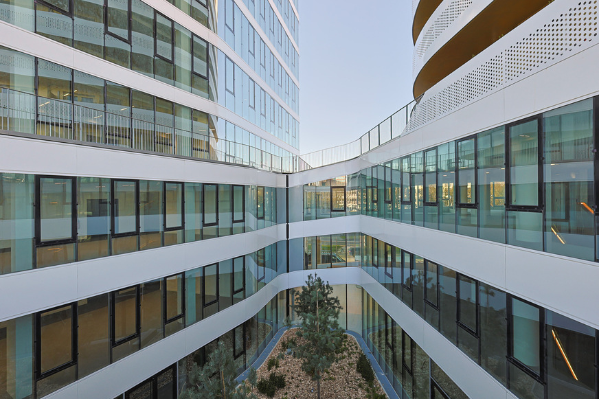 Architektonisch besticht das Gebäude durch seine elegante, weich geschwungene Formensprache, die Dynamik und Leichtigkeit ausstrahlt.