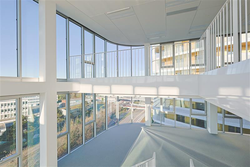 Die Architekten konzipierten das Gebäude mit dem Ziel, ein verbindendes Element zwischen Stadt, Natur und Nutzung zu schaffen.