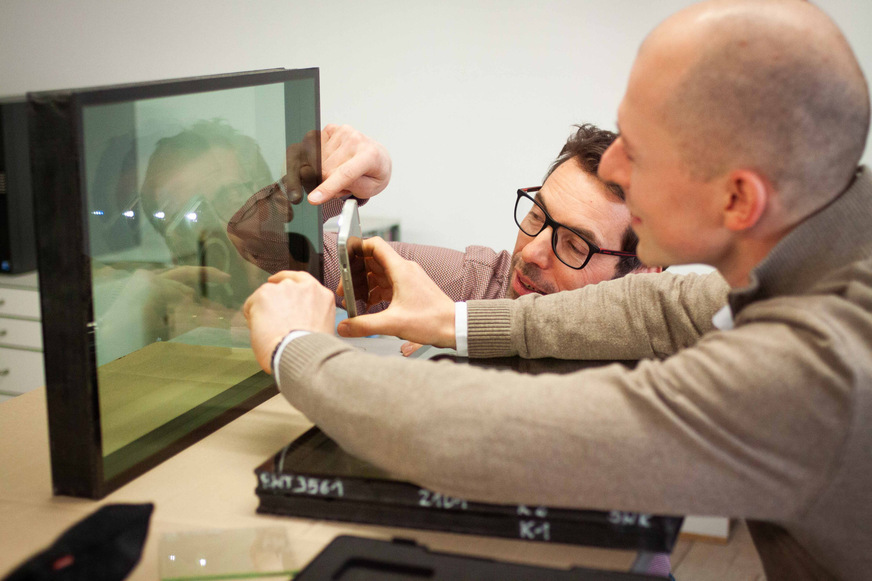 Die Beschichtung prüfen: Bei Isolierglas lässt sich die Beschichtung der Einzelscheiben mit einem einfachen Lichttest überprüfen.