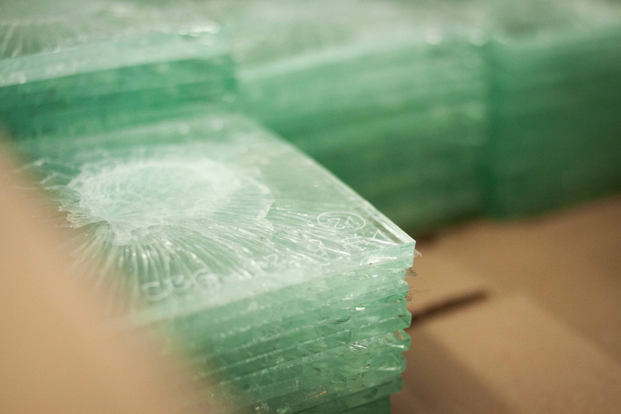 Bruchbilder von Scheiben auswerten: Scheiben, die keine Kratzer haben, können mit der Qualität neuer Scheiben mithalten