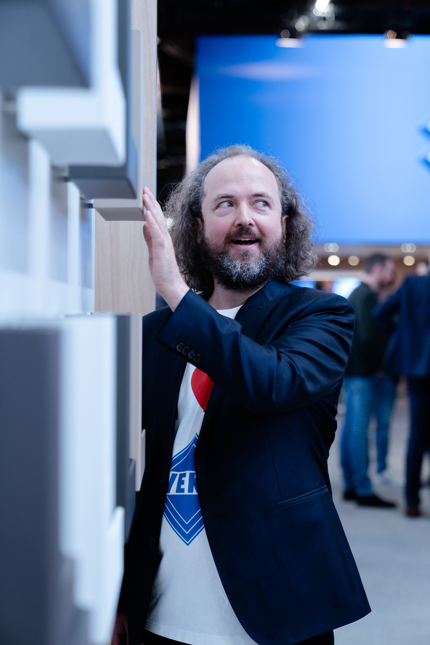 Liebenswerter Charakterkopf: Markenbotschafter Holger sorgte für humorvolle Momente auf dem VEKA Messestand