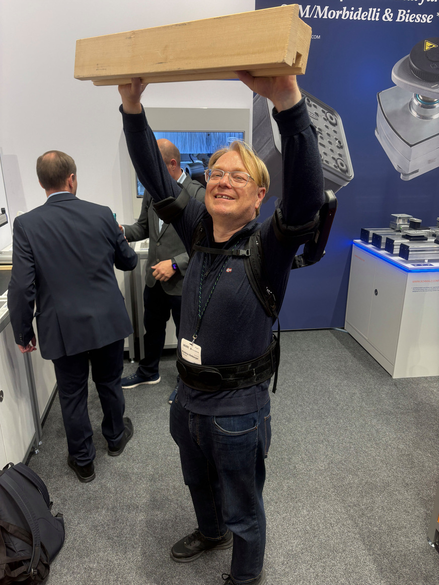 Am Messestand vom Schmalz probierte GW Redakteur Matthias Rehberger mechanische Exoskelette für Fenster‑ und Glasbauer aus.