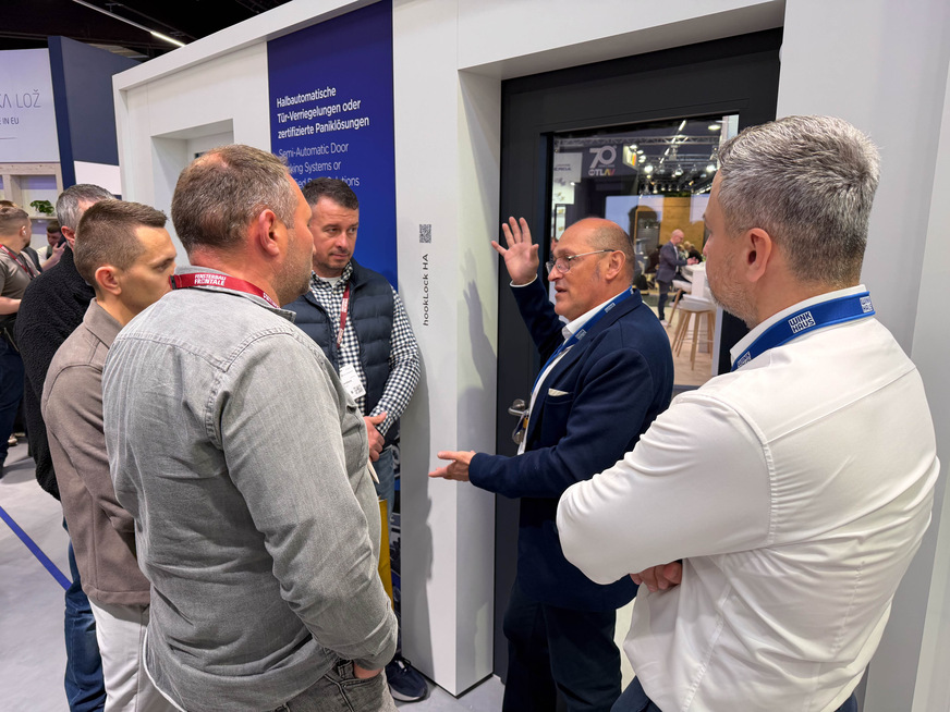 Auf der Fensterbau Frontale hatten Kunden, Partner und Messebesucher am Winkhaus Stand die Gelegenheit, Produktinnovationen wie hookLock HA in der Praxis kennenzulernen.