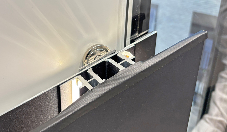 Das patentierte Magnetude-Konzept für flügelüberdeckende Füllungen: Dabei wird die Türfüllung mit Magneten fixiert. Der Haustürflügel wird serienmäßig ohne Verkleben des Panels produziert, sodass keine Wartezeiten entstehen.