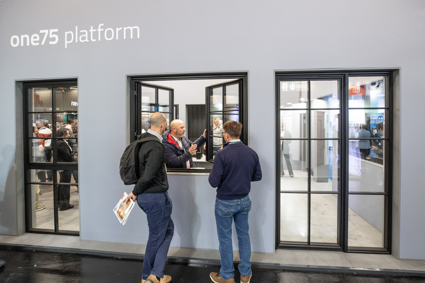 Blickfang auf dem aluplast-Messestand: Die beiden Plattformen neo (PVC) und one75 (Aluminium)