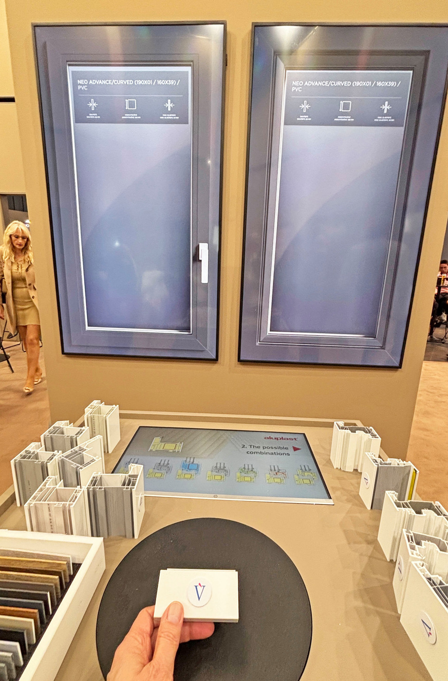 Ein zentraler Bestandteil des Messeauftritts war die interaktive Präsentationsstation der neo Plattform. Der neo Konfigurator wurde in Zusammenarbeit mit dem Digitalisierungspartner Voilàp entwickelt und machte den modularen Aufbau sowie die gestalterische Vielfalt der Plattform anschaulich erlebbar.