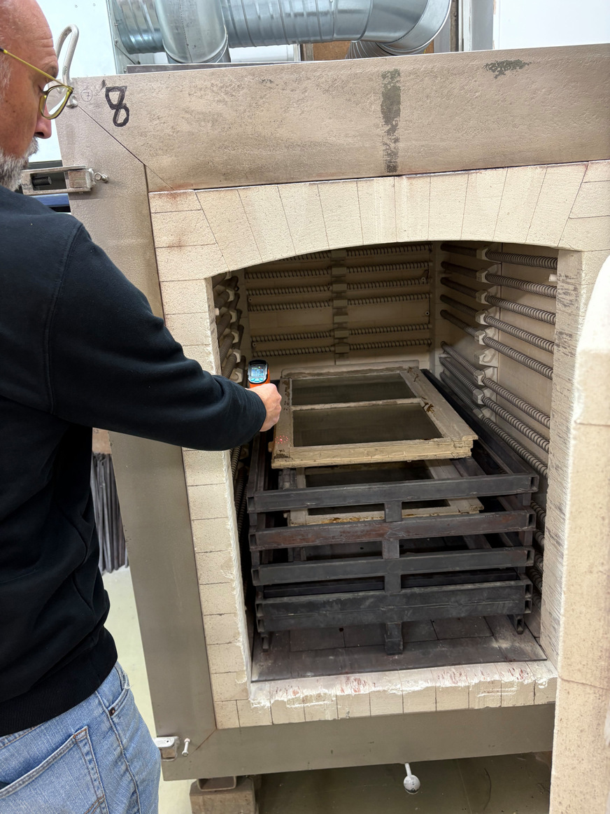 Nach der Kartierung der Scheiben und Fenster erfolgt die thermische Vorbehandlung der historischen Fensterprofile im Ofen. Hier werden sie in einem sanften Temperaturanstieg auf die ideale Temperatur gebracht, sodass das Ausglasen und Entfernen von Kittresten dann per Hand erfolgen kann.