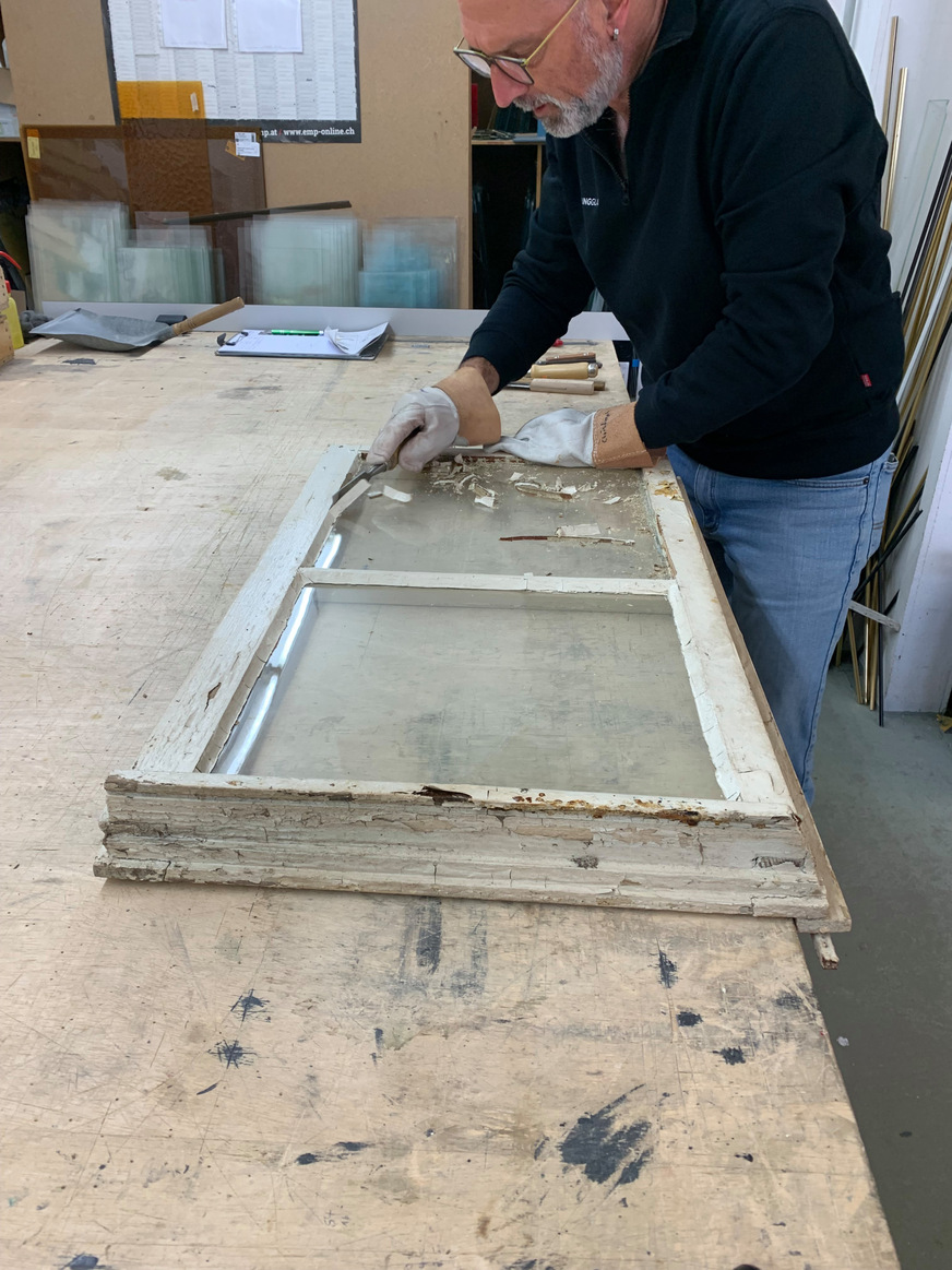 Ausglasen und Entfernen von Kittresten in Handarbeit.