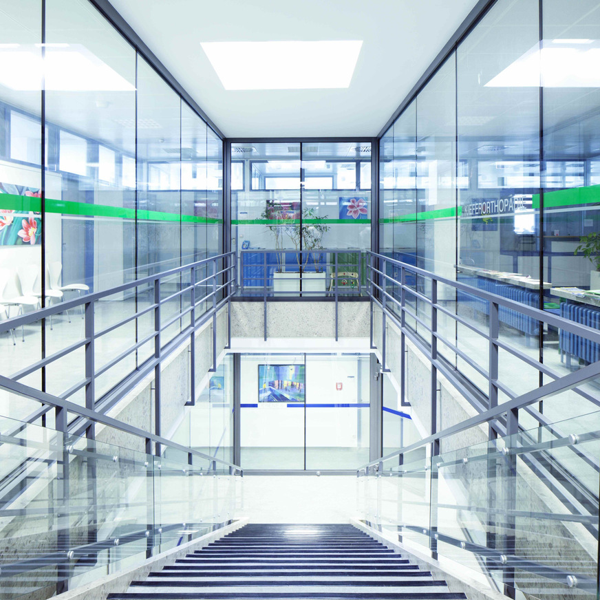 Brandschutzverglasung Contraflas Structure im zentralen Erschließungsbereich im Zahnklinikum Tübingen