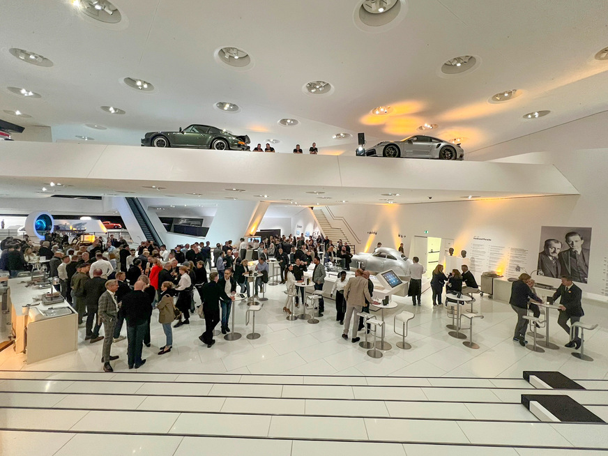 Rund 200 geladene Gäste erlebten am 20. April die kurzweilige Inszenierung der Premiere des neuen Hella Lamellendachs Ventur ONE im Porsche Museum Stuttgart.