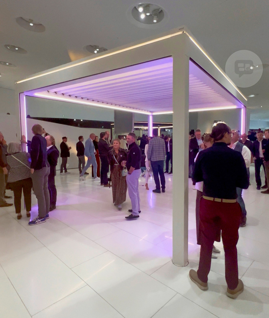 Das neue Lamellendach Ventur ONE überzeugte mit klarer Formensprache und stimmungsvoller Lichtinszenierung.