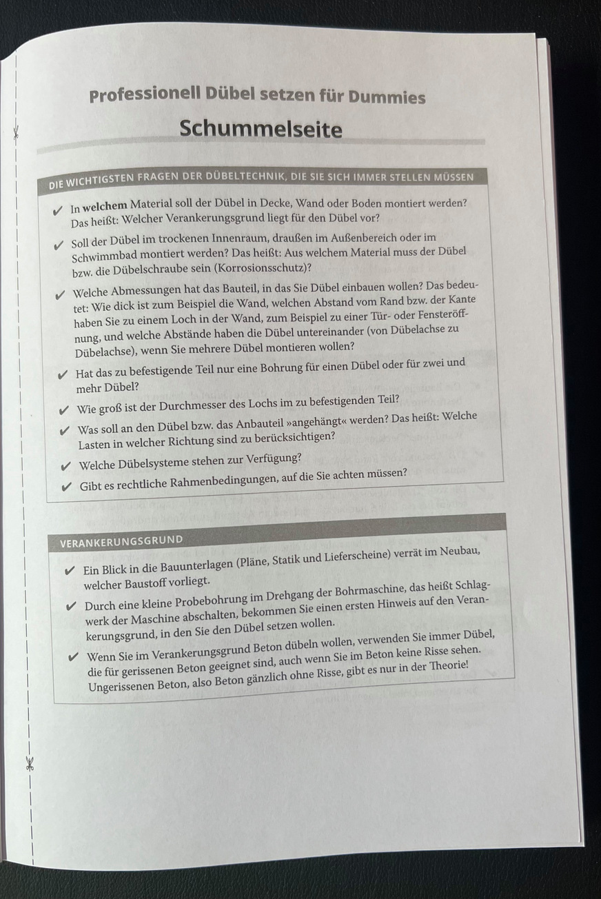 Die „Schummelseite“ aus „Professionell Dübel setzen für Dummies“ bündelt die wichtigsten Fragen der Dübeltechnik auf einen Blick, von Verankerungsgrund und Lastannahmen bis zu Montagebedingungen, und dient damit als praktische Entscheidungshilfe direkt auf der Baustelle.
