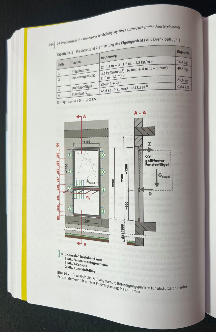 Praxisbeispiel zur Befestigung eines absturzsichernden Fensterelements: Die Darstellung zeigt die Ermittlung von Eigengewicht, Lasten und maßgebenden Befestigungspunkten, und damit die Grundlage für die sichere Bemessung unter realen Einwirkungen wie Wind und Nutzlasten aufzeigt.