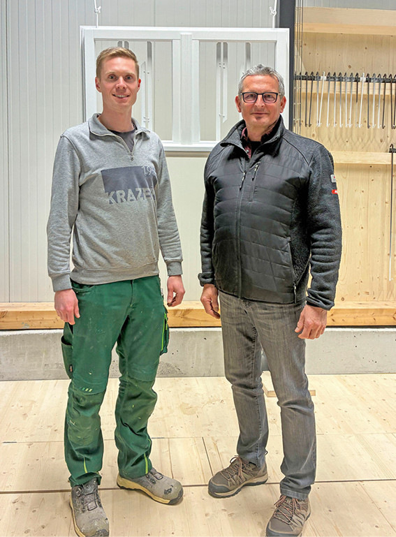 Adler-Berater Hans-Jürgen Benzinger (r.) empfahl Juniorchef Michael Krazer (l.) das neue Beschichtungsverfahren, …
