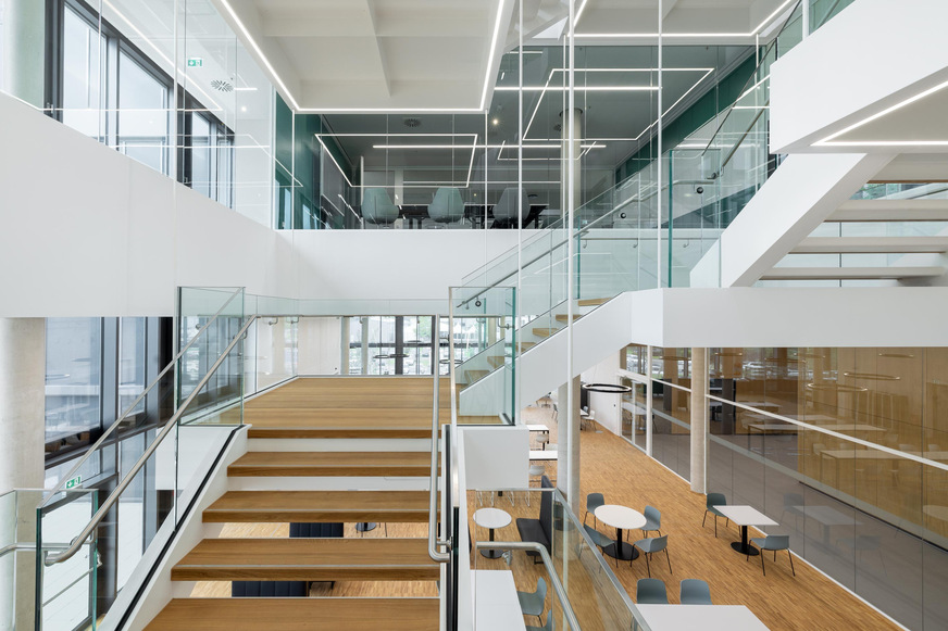 Die feco-Nurglaskonstruktionen ermöglichen ein hochtransparentes Treppenhaus.