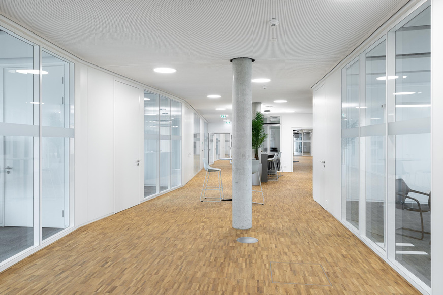 Hoher Schallschutz bieten die Glaswände mit wandbündiger Doppelverglasung und flurseitig wandbündigen Türen.