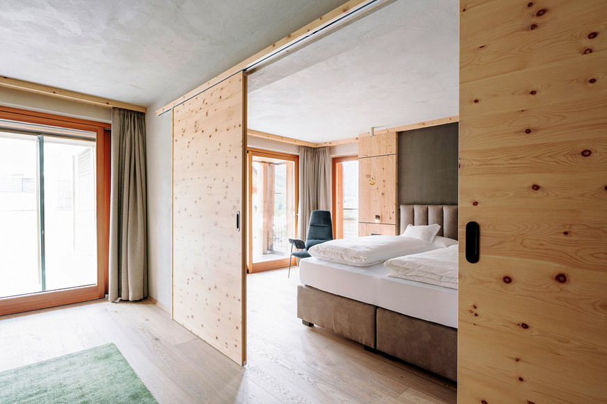 Einige der Suiten des Hotel Granvara verfügen über einen großen Wohnraum, der sich durch eine doppelflügelige Schiebetüren von Hawa schalldämmend und lichtabschirmend vom Schlafbereich trennen lässt.