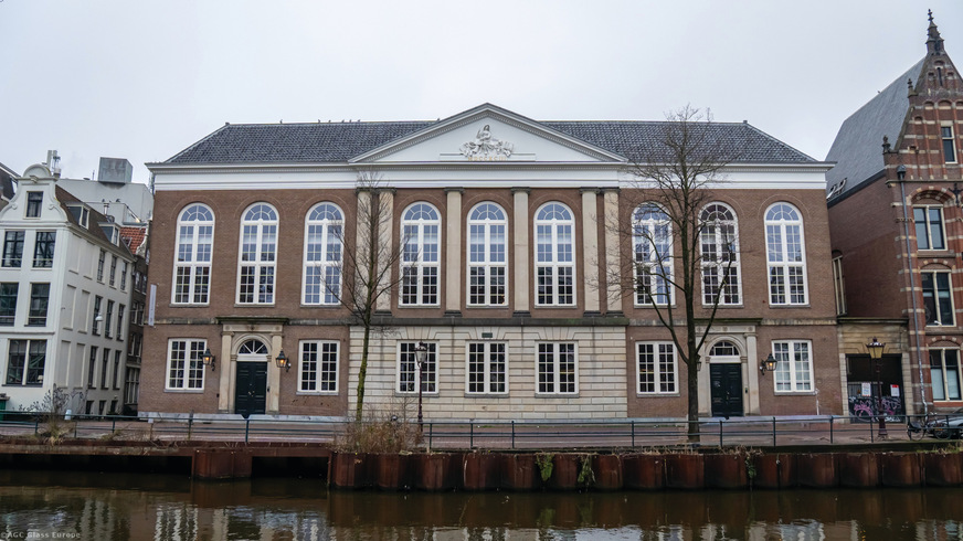 In der Fassade des Compagnietheaters kommt mit „Pyrobel 17N Fineo 10T“ ein nur 26 mm dünner Brandschutzglas-Aufbau mit Vakuumglas zum Einsatz.&nbsp;So werden die Brandschutzklassen EW60 und EI45 erreicht.