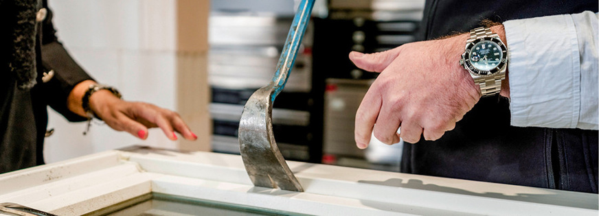 Einbrecher verwenden neben dem Hammer und Schraubendreher oftmals ­schwerere Geschütze und bedienen sich beispielsweise eines Kuhfußes oder auch Handmaschinen mit Akku.