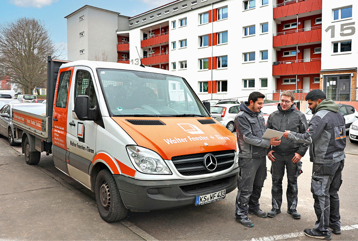 Montageteam vor einer aktuellen Wohnbausanierung in Kassel.