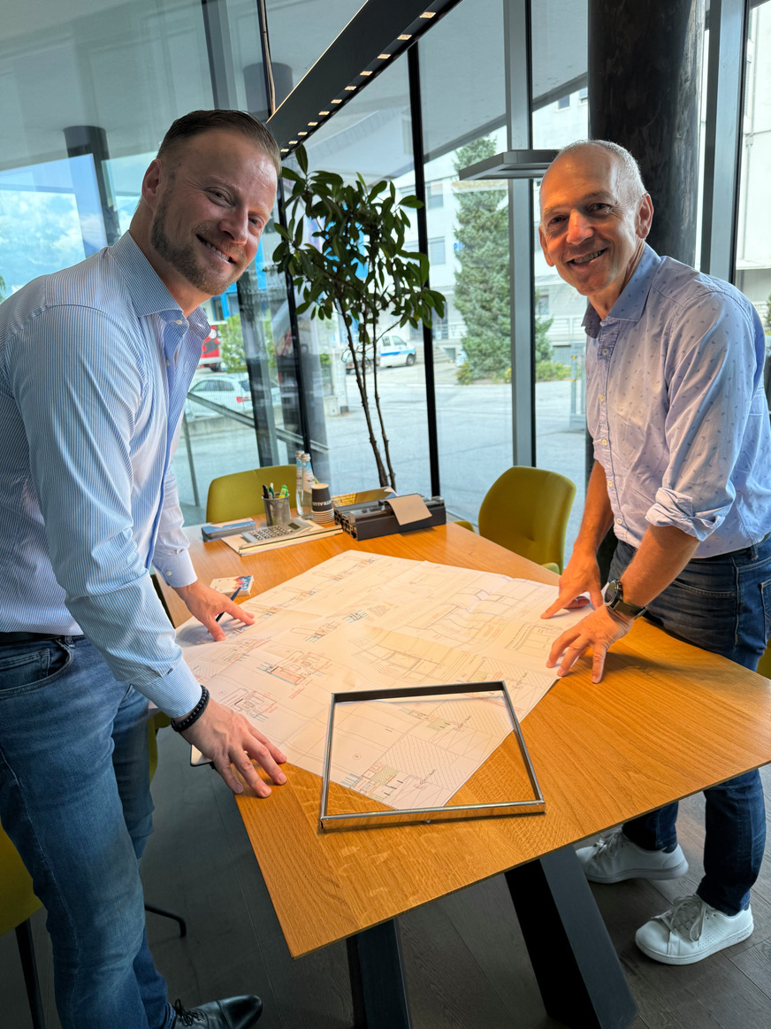 Elmar Rastner, Head of Key Account Management Europe bei Swisspacer (l.), mit Josef Blasbichler, Geschäftsführer von Vitralux diskutieren die eingesetzten Isoliergläser und den Warme-Kante-Randverbund.