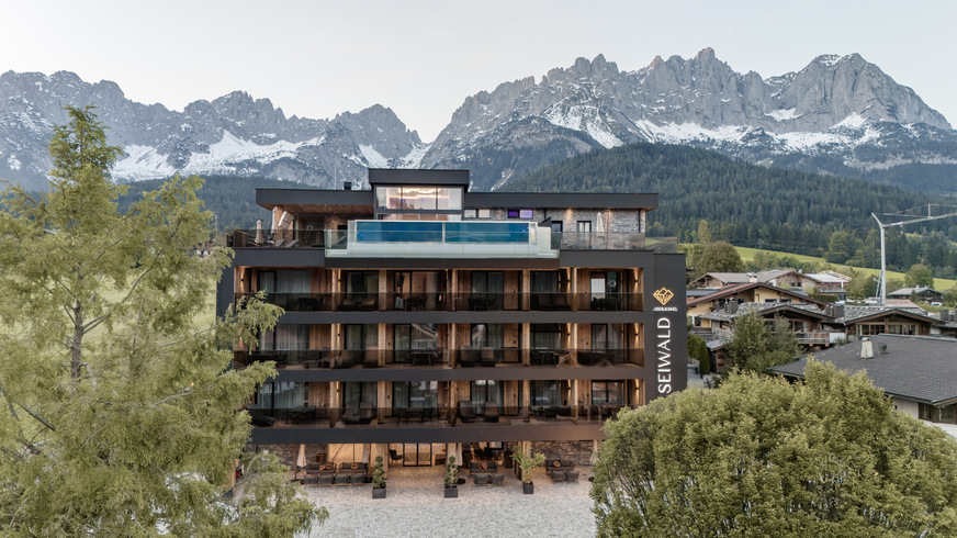 Das „Kaiserjuwel“ vereint traditionelle Tiroler Architektur mit Leichtigkeit – großflächige Glasflächen prägen die Fassade. Für Energieeffizienz beim Randverbund der Fassadengläser sorgen Swisspacer-Abstandhalter