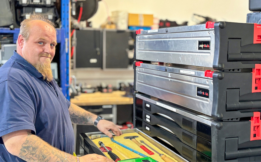 Prüfer und technischer Mitarbeiter Timo Schreiner ﻿