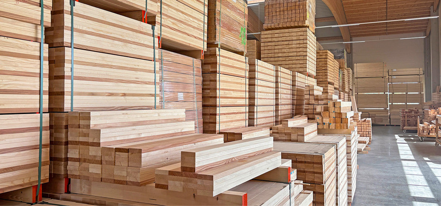 Riesiges Holzlager bei Schreinerei Dandl. Das Unternehmen hält zahlreiche Holzarten und -längen vor, bestellt aber auch teilweise kommissionsweise bei den Kantellieferanten.
