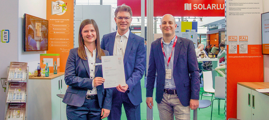 Sophia Steidle (Marketing) und Dr. Martin J. Deiß (Geschäftsführung) nehmen die RAL-Auszeichnung für das ISO-BLOCO X-THERM entgegen.
