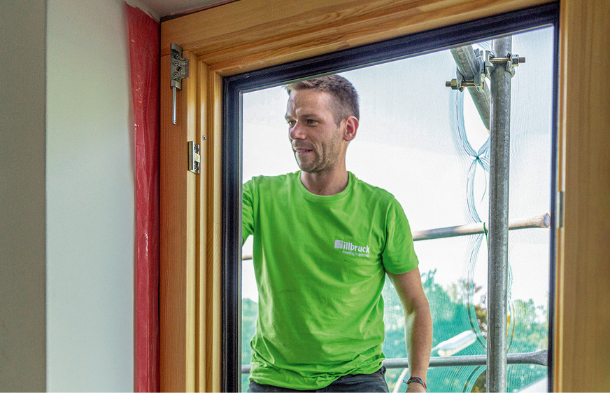 Das TP001 Fugendichtband Control Innen kann bereits im Werk aufgebracht und später nach der Fenstermontage per Reißfaden aktiviert werden