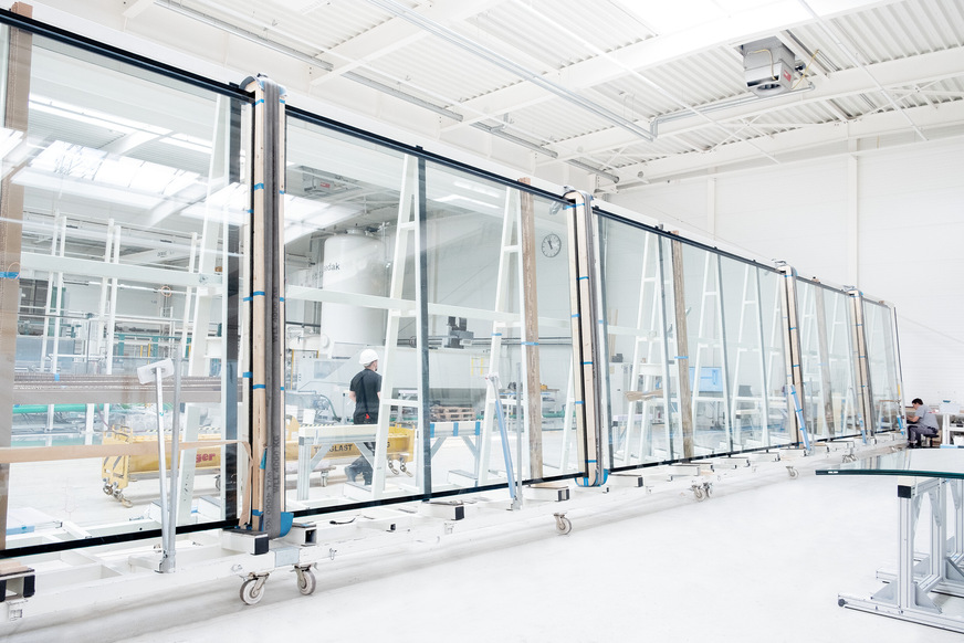 Die fertige Isolierglasscheibe in der sedak-Produktion: 56 m² Glas für maximale Transparenz.