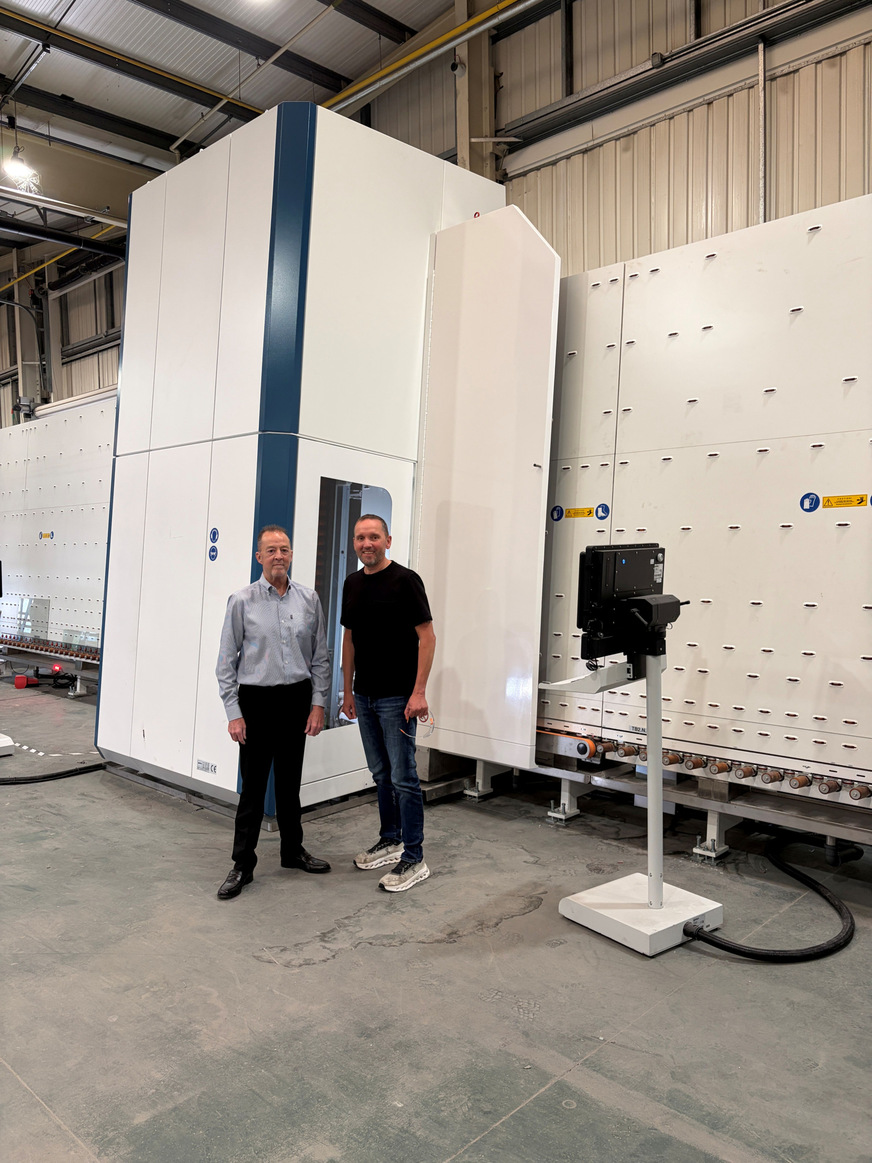 Im Bild v.l.: Ross Worrall (Glaston Sales Manager UK), Paul Hayward,&nbsp;CGC Managing Director CGC