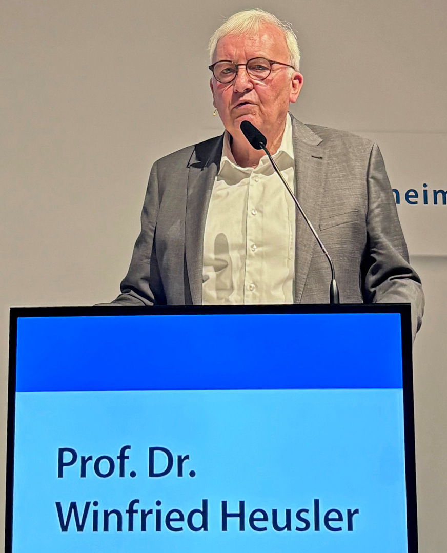 Institusleiter Prof. Dr. Winfried Heusler auf den Fenstertagen im letzten Jahr.&nbsp;