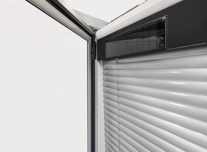 Das Verbundfenster mit I-tec Shading sorgt dank PV-Modul und Akku für eine ideale Raumtemperatur – völlig autark und ohne zusätzliche Stromversorgung.
