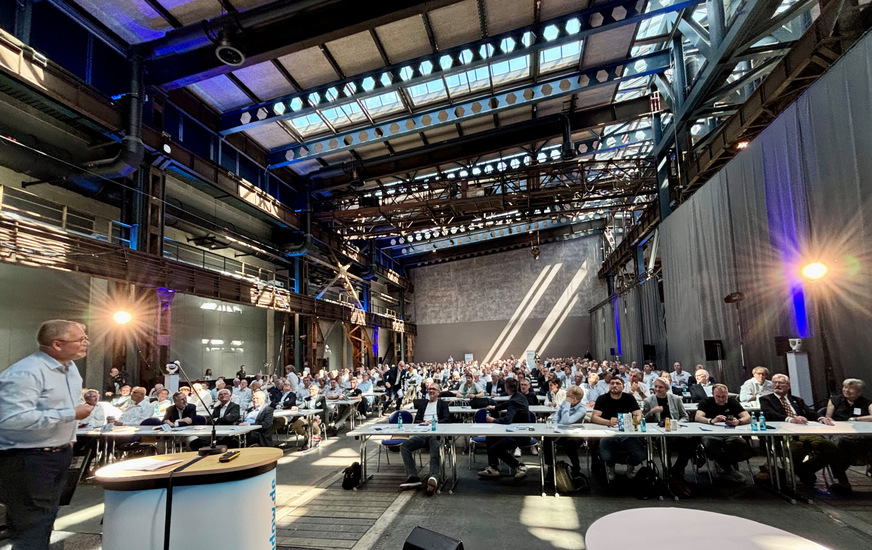 Kulisse der Lokhalle in Göttingen mit einem vollbesetzten Auditorium