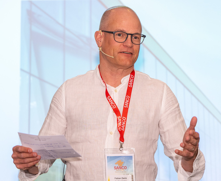 Fabian Zwick, CEO der Glas Trösch Gruppe, dankte den Partnern für die enge Zusammenarbeit und gab einen Ausblick auf technologische Meilensteine wie das neue 0,5-mm-Dünnglas.
