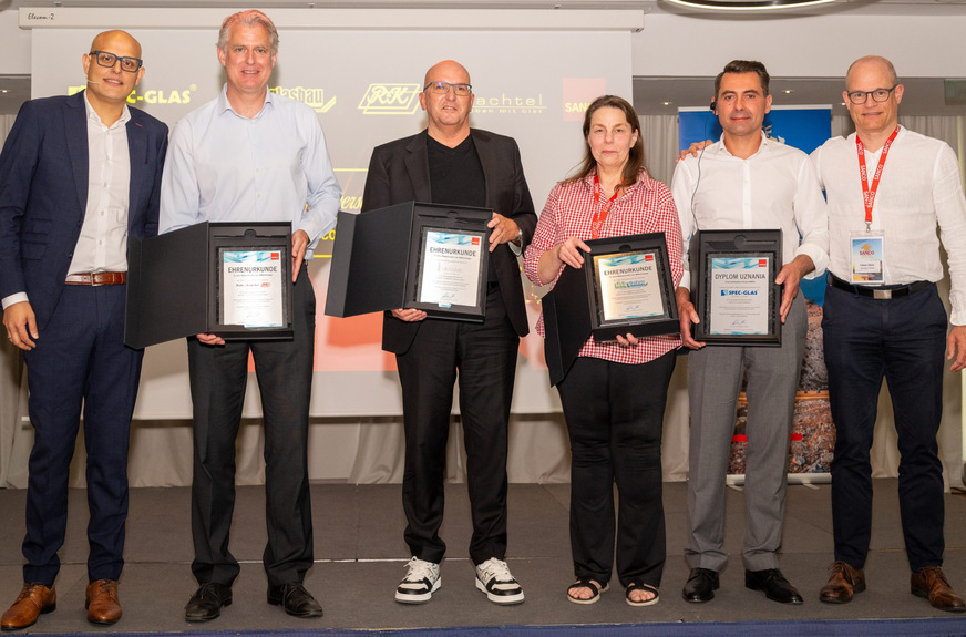 Antonio Gioello, Leiter der Sanco Gruppe (li.) und Fabian Zwick, CEO der Glas Trösch Gruppe (ganz re.), zeichneten für langjährige Treue zur Sanco Gruppe aus (v.l.): Jan Happich (Reeder & Kamp), Patric Hachtel (Helmut Hachtel), Kerstin König (König Glasbau), Krysztof Jankowski (Spec-Glas).