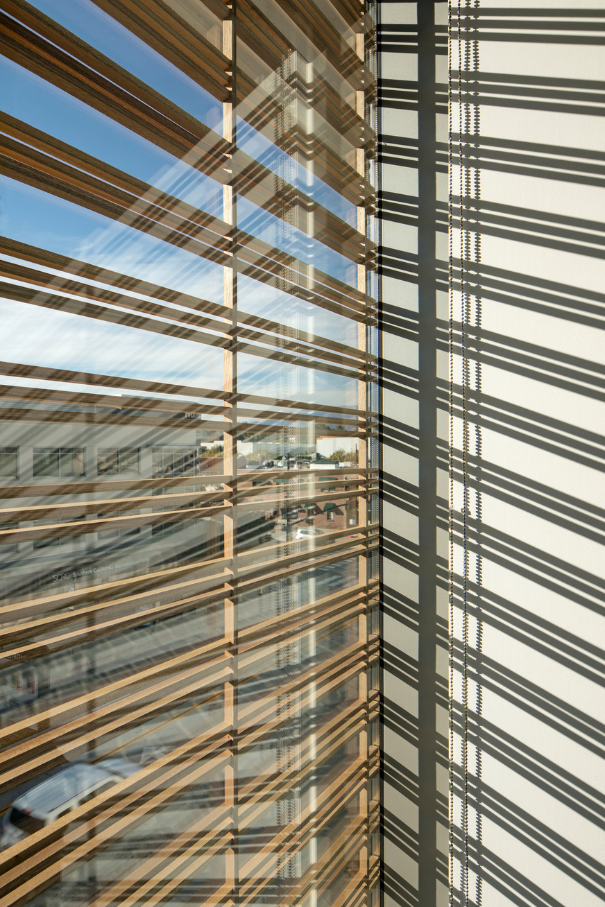 Individuell angepasst: Das im SZR integrierte Holzraster wurde präzise auf den kalifornischen Sonnenverlauf abgestimmt und reguliert den Energie- und Lichteintrag.