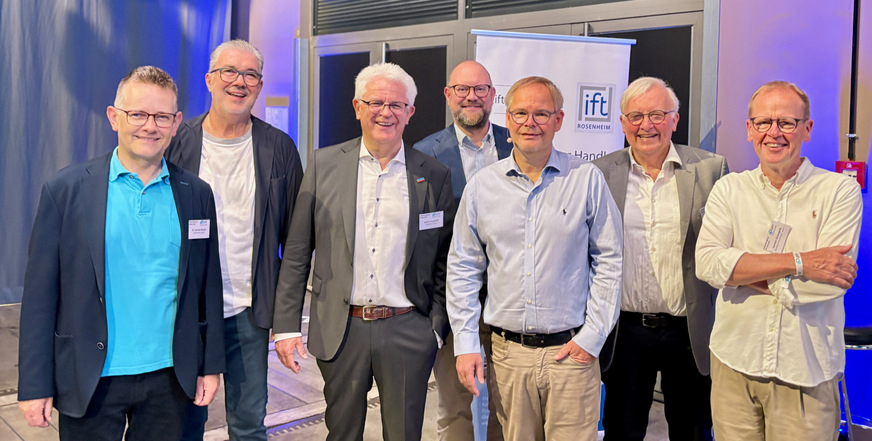 Geschlossen für die Fensterbranche: Dr. Jochen Peichl (ift), Helmut Meeth, Anton Gugelfuß, Thomas Drinkuth (RTG), Frank Lange, Winfried Heussler (ift), Jochen Grönegräs (BF)