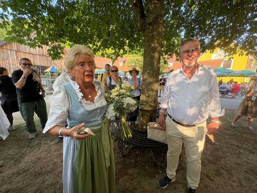 Hans-Joachim Arnold ehrt Rosemarie Natter
