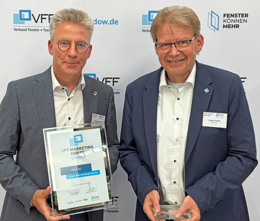 Mit großer Freude nahmen der VEKA Vorstandsvorsitzende Andreas Hartleif und Jürgen Herbe, Leiter Kommunikation & Marketing, den Award beim VFF-Jahreskongress in Göttingen stellvertretend für das Kampagnenteam entgegen.