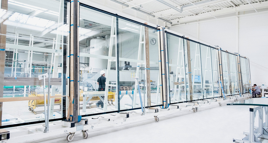 Die fertige Isolierglasscheibe in der sedak-Produktion: 56 m² Glas für maximale Transparenz.