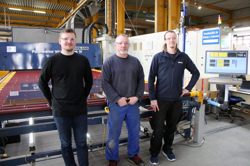 Im Bild v.l.: David Bernhardt (Mitglied Geschäftsleitung AGC Interpane), Maik Siems (Produktionsleiter AGC Interpane), René Laudien (Service-Techniker Glaston)
