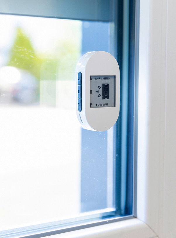 Der Scheibenlichtsensor SensorControl SC631 PLUS wird direkt an der Fensterscheibe montiert und ermöglicht eine intelligente, energieeffiziente Steuerung von Rollläden – einfach installiert und komfortabel bedienbar.